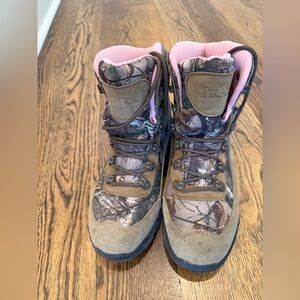 Itasca Camouflage Boots with Pink Interior